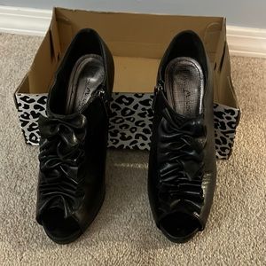 Open toes black high heel booties